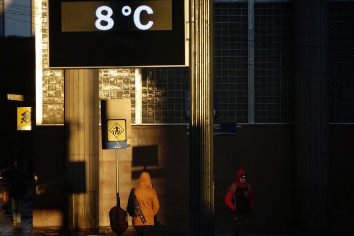 Durante a manhã, os termômetros registraram temperaturas entre 7°C e 8°C.