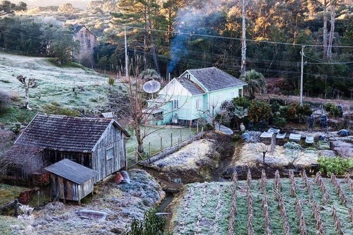 Outros municípios da Serra também registraram mínimas significativas, como é o caso de Vacaria, que teve -3,7°C e São José dos Ausentes que marcou - 1,1°C