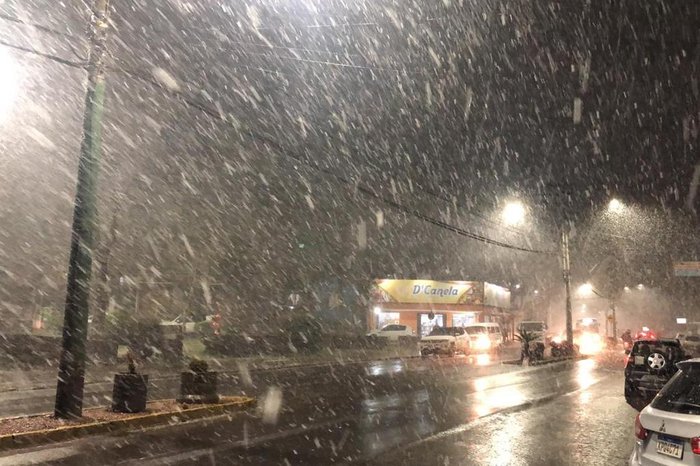 À noite, voltou a nevar em Canela