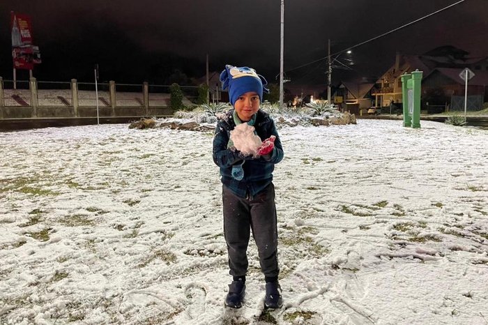 O menino Leonardo Fonseca Esteves brincando com a neve em Canela
