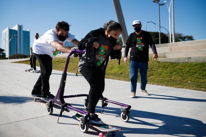 Há seis anos, Nayumi usa o skate adaptado