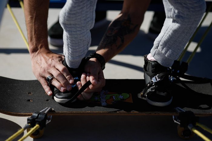 Skates são adaptados para permitir o uso de quem deficiência motora