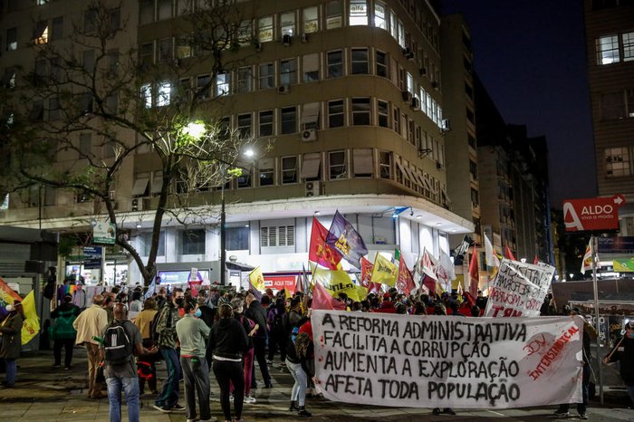 Protesto começou por volta das 18h, na Esquina Democrática