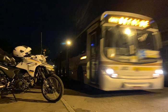 Ônibus estão saindo por rua lateral da garagem