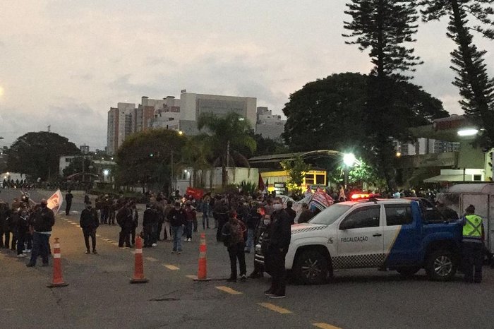 Protesto ocorre em frente à garagem da Carris, no bairro Partenon