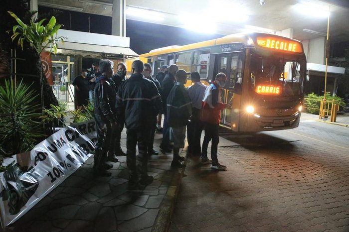 Protesto ocorre em frente à garagem da empresa, na zona leste da Capital