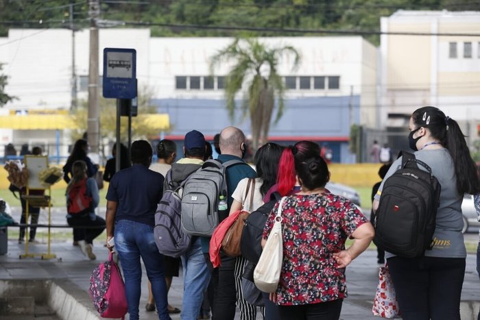 Ônibus que chegam ficam superlotados