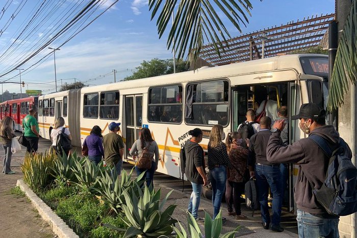 Mais de 30 pessoas aguardavam pelo transporte na Avenida Juca Batista, bairro Ipanema