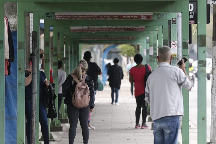 Pessoas aguardam pelo transporte na Avenida Ipiranga