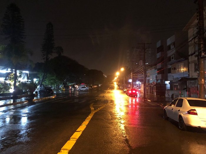 Registro de chuva na Rua Albion, na zona leste de Porto Alegre