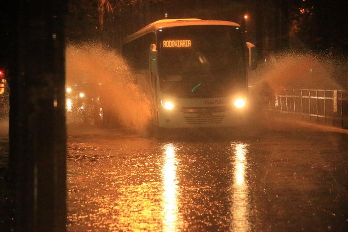 Ônibus passa por trecho alagado na Capital no começo da manhã