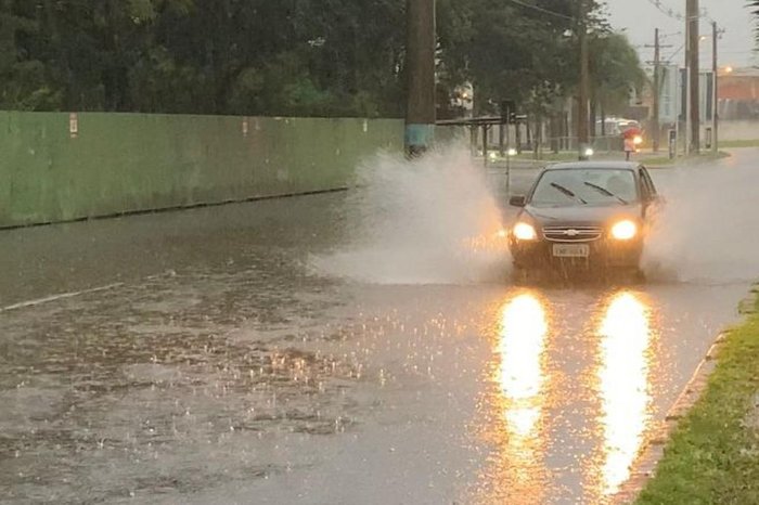 Na Avenida Padre Leopoldo Brentano, a calçada está coberta pela água