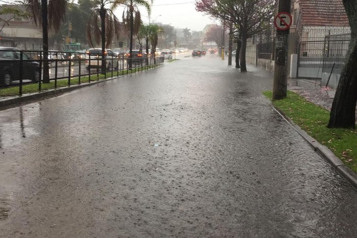 Chuva deve se estender ao longo do dia