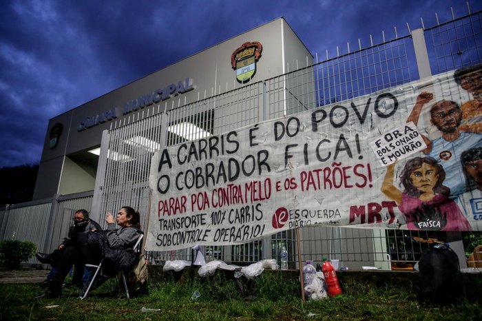 Protesto contra a privatização em frente à Câmara