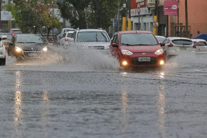 Chuva se intensificou a partir das 10h desta segunda-feira
