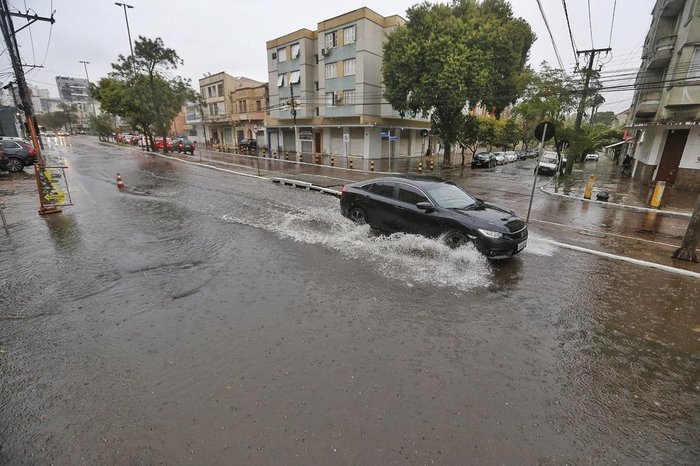 Ponto de alagamento na Av. Benjamin Constant em dias de chuva é recorrente