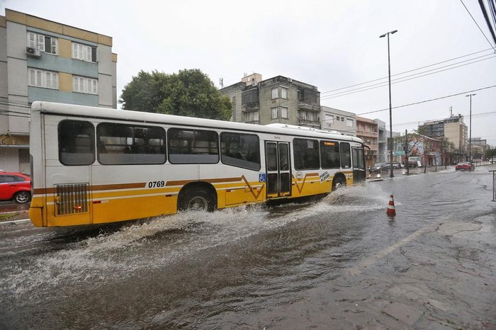 Pista da direita teve de ser bloqueada na Benjamin Constant