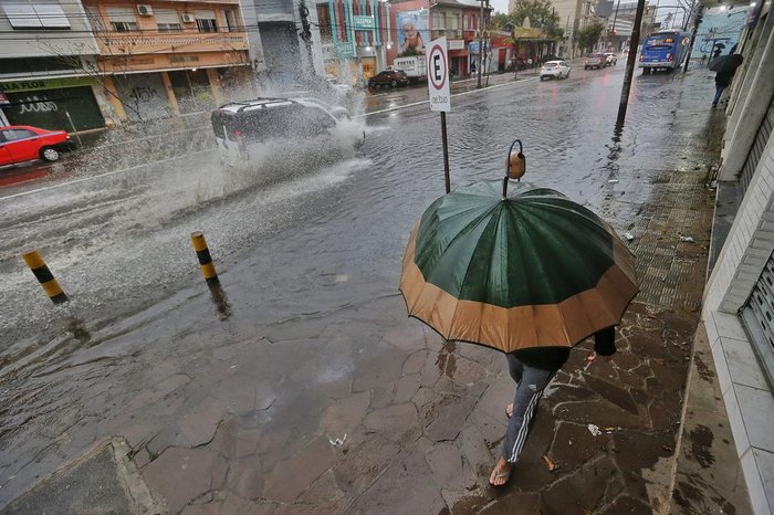 EPTC trabalha para resolver problemas causados pela chuva, como semáforos estragados