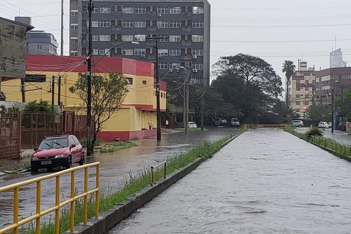 Arroio Sarandi transbordou na Zona Norte