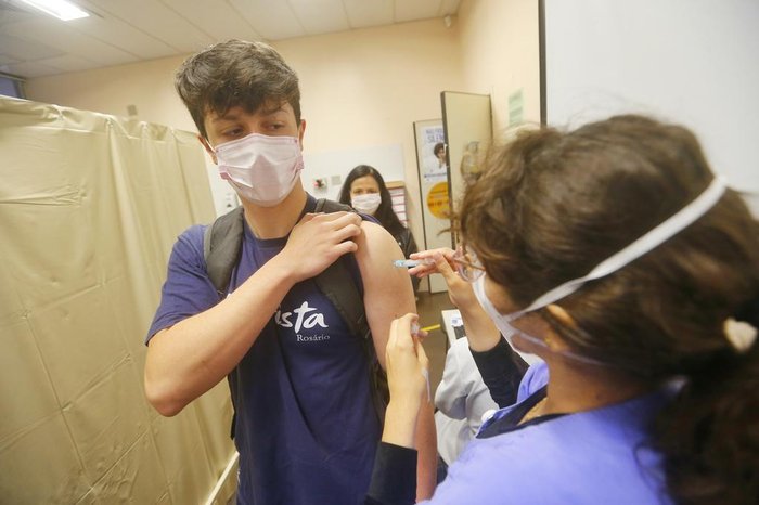 Adolescentes de 17 anos sem comorbidades começaram a ser vacinados nesta terça-feira na Capital