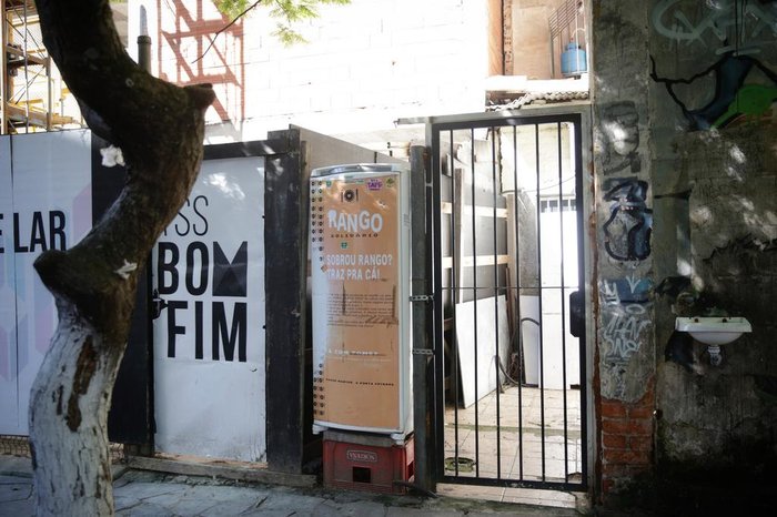 Projeto começou no final de 2015, quando um frigobar foi colocado ali perto, mas acabou sendo furtado