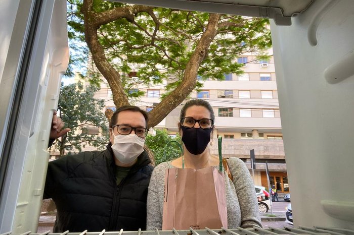 Nedo Mandarino, 50 anos, e a esposa , Adriana Mandarino, 50, abasteceram o refrigerador