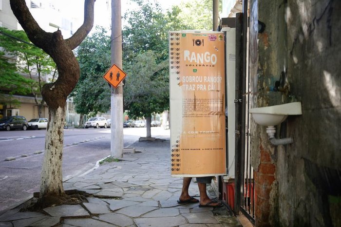Geladeira comunitária armazena refeições para pessoas em situação de rua ou de baixa renda