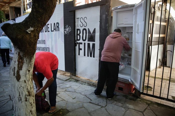 Durante a uma hora em que a reportagem esteve no local nesta manhã, o movimento de abre e fecha da geladeira não parou