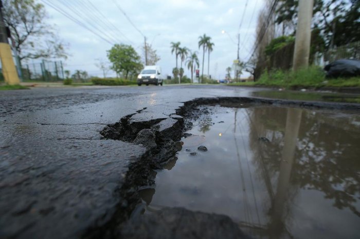 Buraco alagado na Avenida das Indústrias
