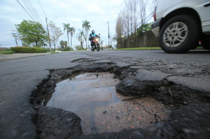 Ouvinte diz que gastou R$ 300 reais em reparo nas rodas do carro por causa dos buracos