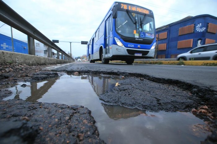Enorme buraco na Avenida Sertório