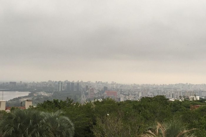 Há risco de queda de granizo, descargas elétricas e rajadas de vento de até 100 km/h na Região Metropolitana