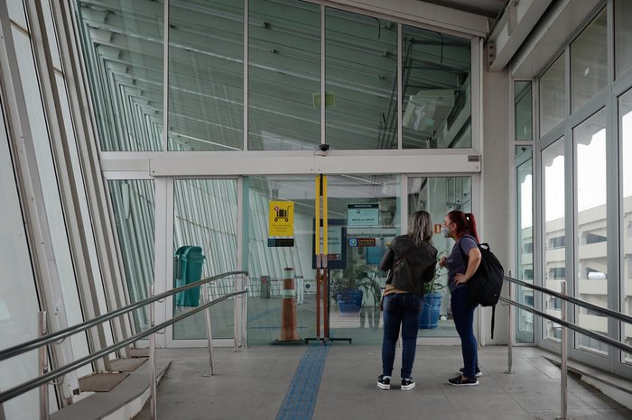 Usuários ficam desassistidos sem uma alternativa de transporte entre o aeroporto e o Trensurb