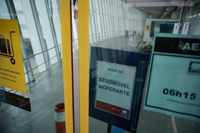 Um cartaz avisa do serviço sem funcionamento