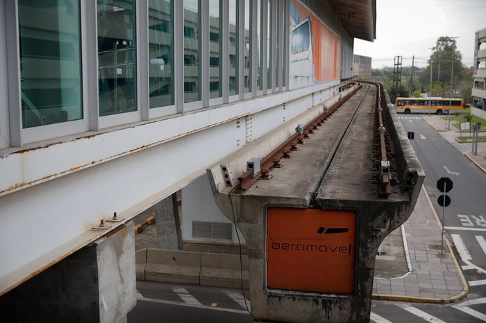 Na estação aeroporto, sem o movimento do carros do aeromóvel, há apenas os trilhos