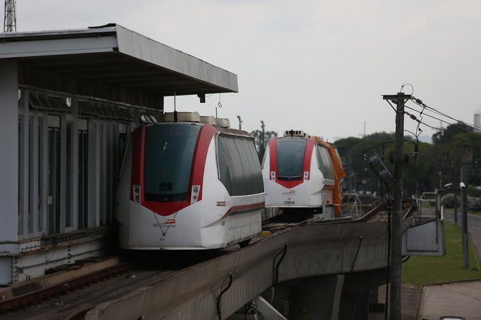 Na Estaçãp Aeroporto do Trensurb, os dois carros do aeromóvel estão estacionados