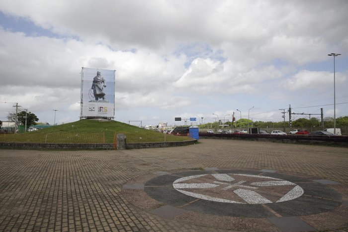 As imagens em tamanho real ficarão no local até o retorno do monumento, que está sendo restaurado