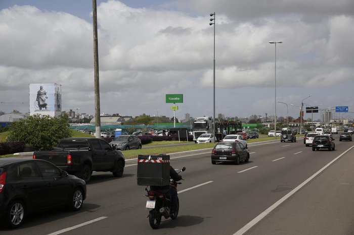 Em olhar mais desatento, é possível que os motoristas pensem que o monumento retornou ao local