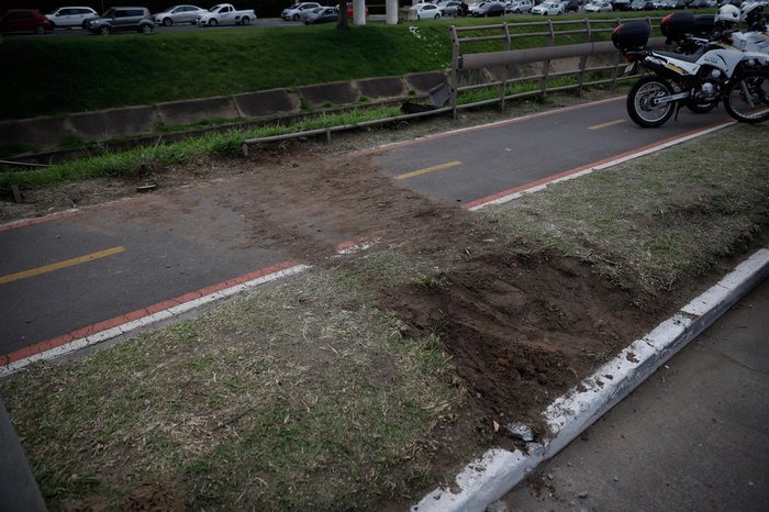 Motorista perdeu o controle do veículo, que atravessou o canteiro da Ipiranga