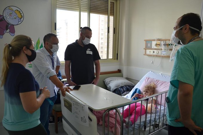 Duas eram as opções para curar a menina de três anos: a tradicional cirurgia aberta ou a inovadora cirurgia robótica