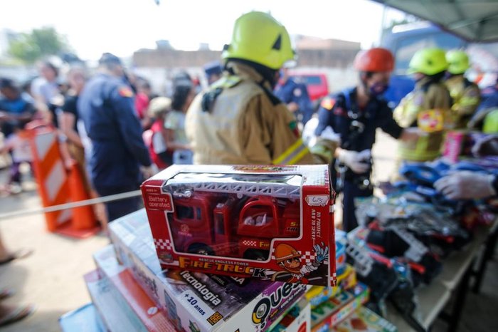 Caminhões de Bombeiros de brinquedo foram distribuídos entre as crianças