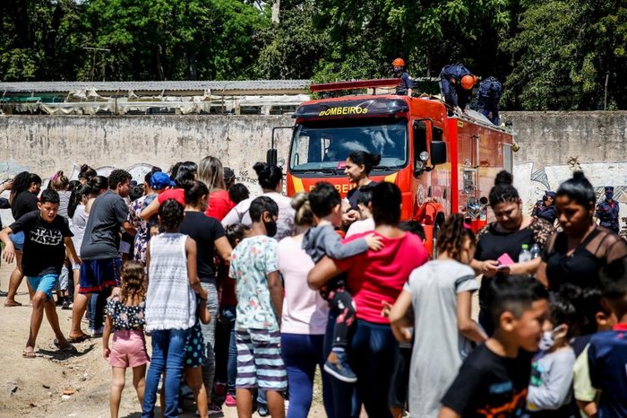 Também foram distribuídas cestas básicas, além de doces