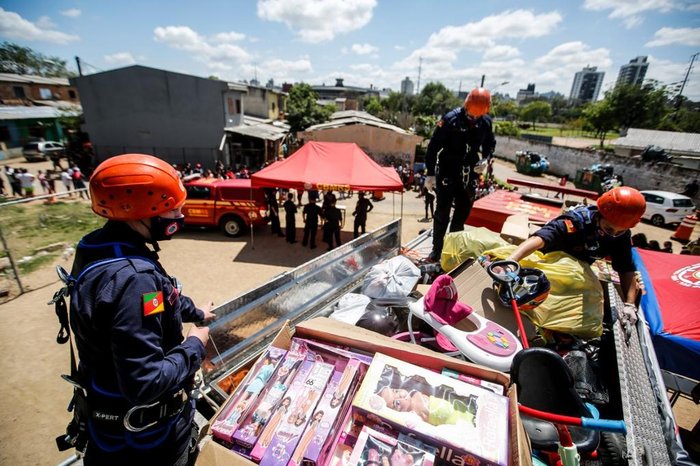 Mais de mil brinquedos foram comprados com dinheiro arrecadado pelos alunos da Academia de Bombeiro Militar do Rio Grande do Sul