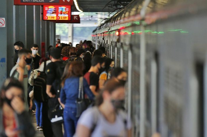 Como os trens acoplados não passam seguidamente, usuários precisam ir até uma das pontas da estação para embarcar