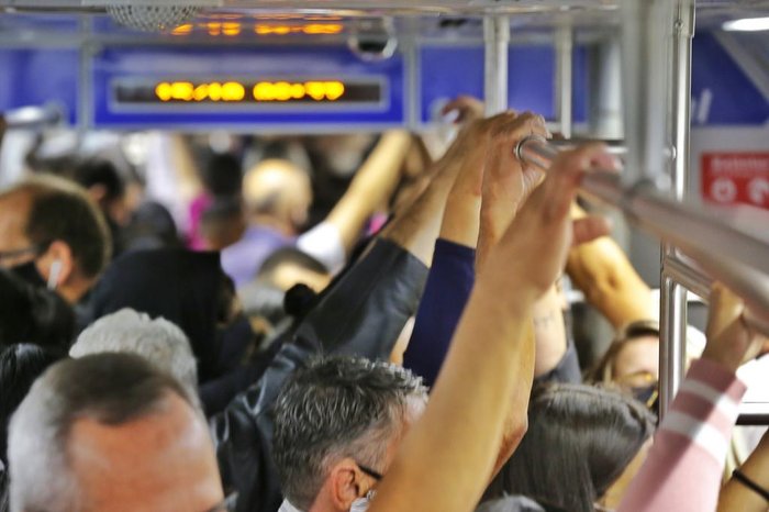 Passageiros acabam sendo obrigados a se aglomerar para poder conseguir se deslocar no horário