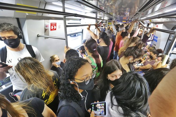 Trens lotados no começo da manhã