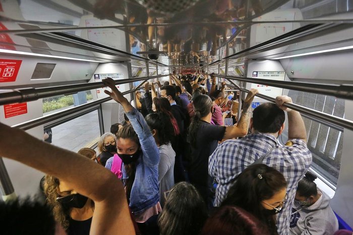 Mais uma amostra da superlotação dos vagões nos horários de pico do Trensurb