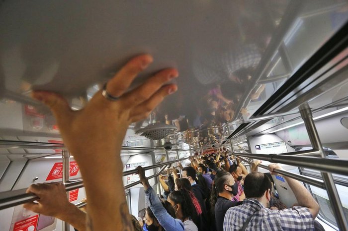 Por vezes, na falta de espaço, vale até buscar se segurar com as mãos