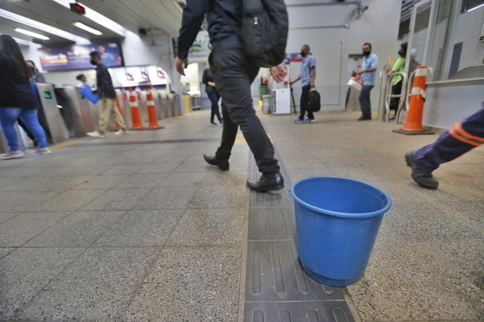 Goteiras estão presentes em algumas das estações da Trensurb