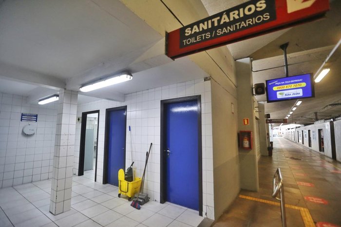 Banheiros em funcionamento na Estação Mercado